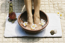 Парить ноги помогает. Ножная ванна для ног. Ванночка для ног с травами. Ванна для ног в спа.